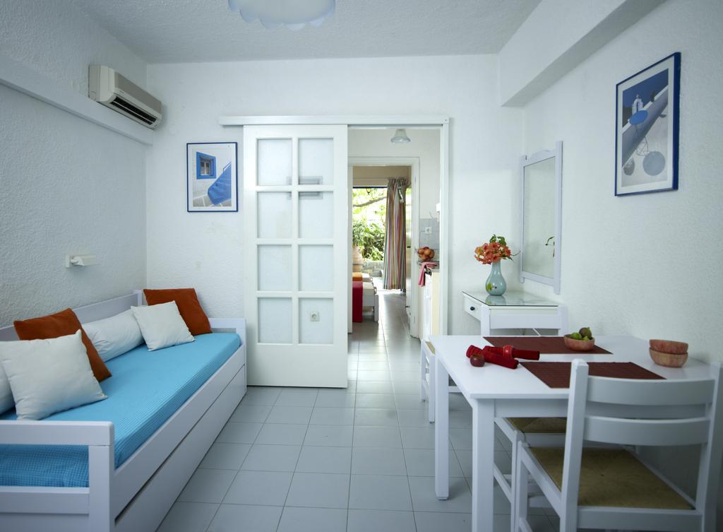 Ninetta'S Studios Poros Town Екстериор снимка